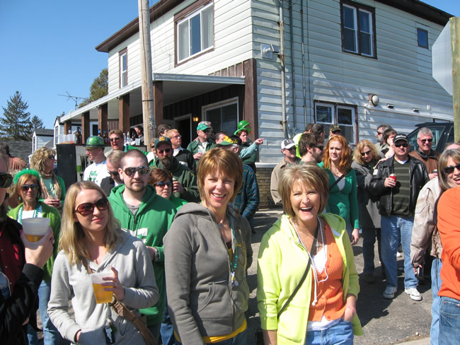 /pictures/ST Pats Float 2009 - No snow our guys keep draging/IMG_1416.jpg